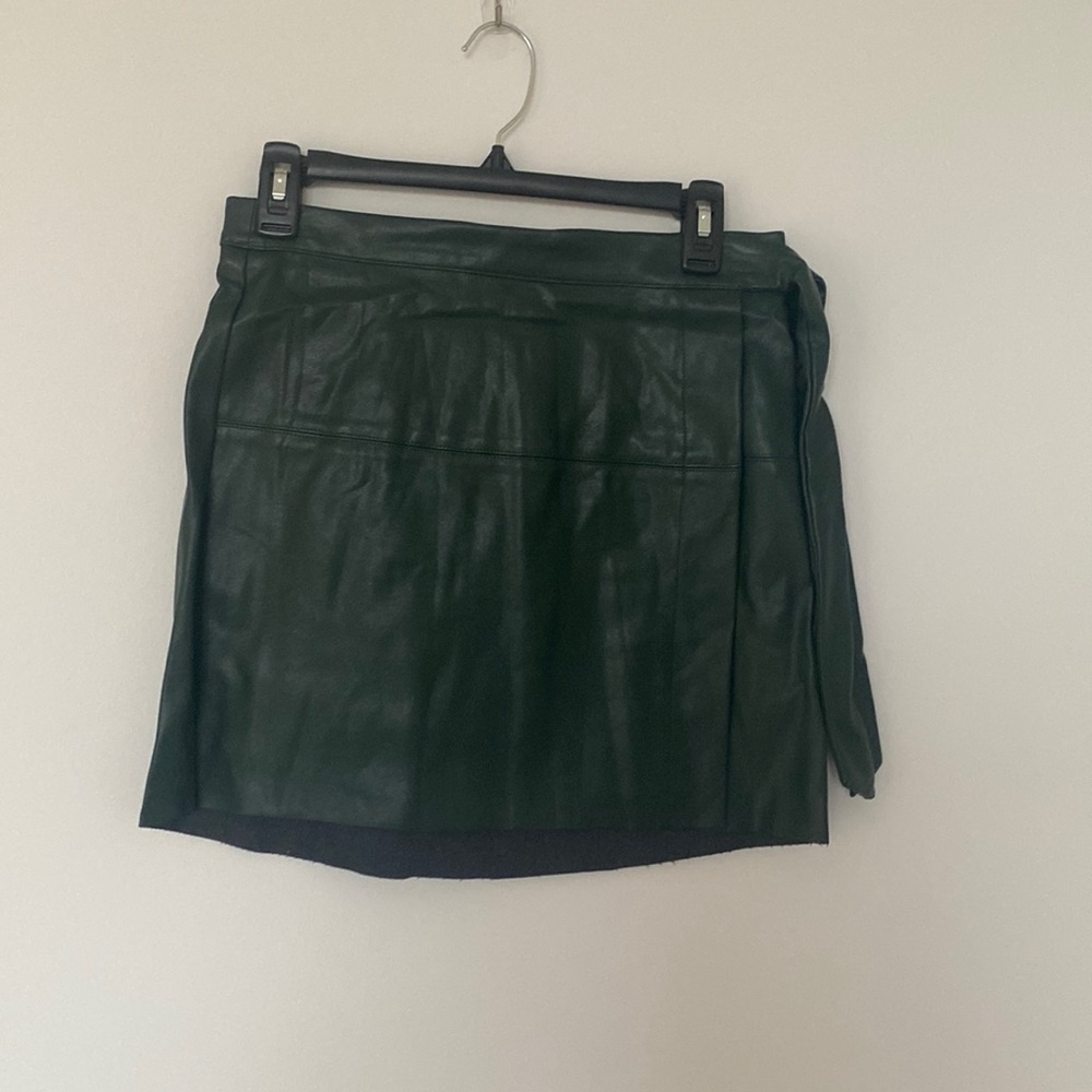 NEW. Lulu’s faux leather forest green mini skirt. Size S